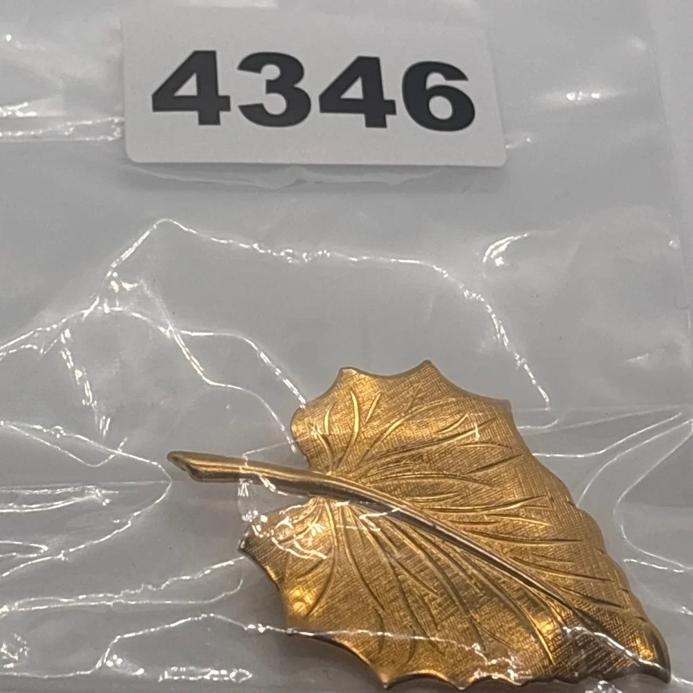 Gold‎ Tone Leaf Brooch Pin Textured Veins Elegant Autumn Nature Inspired Jewelry